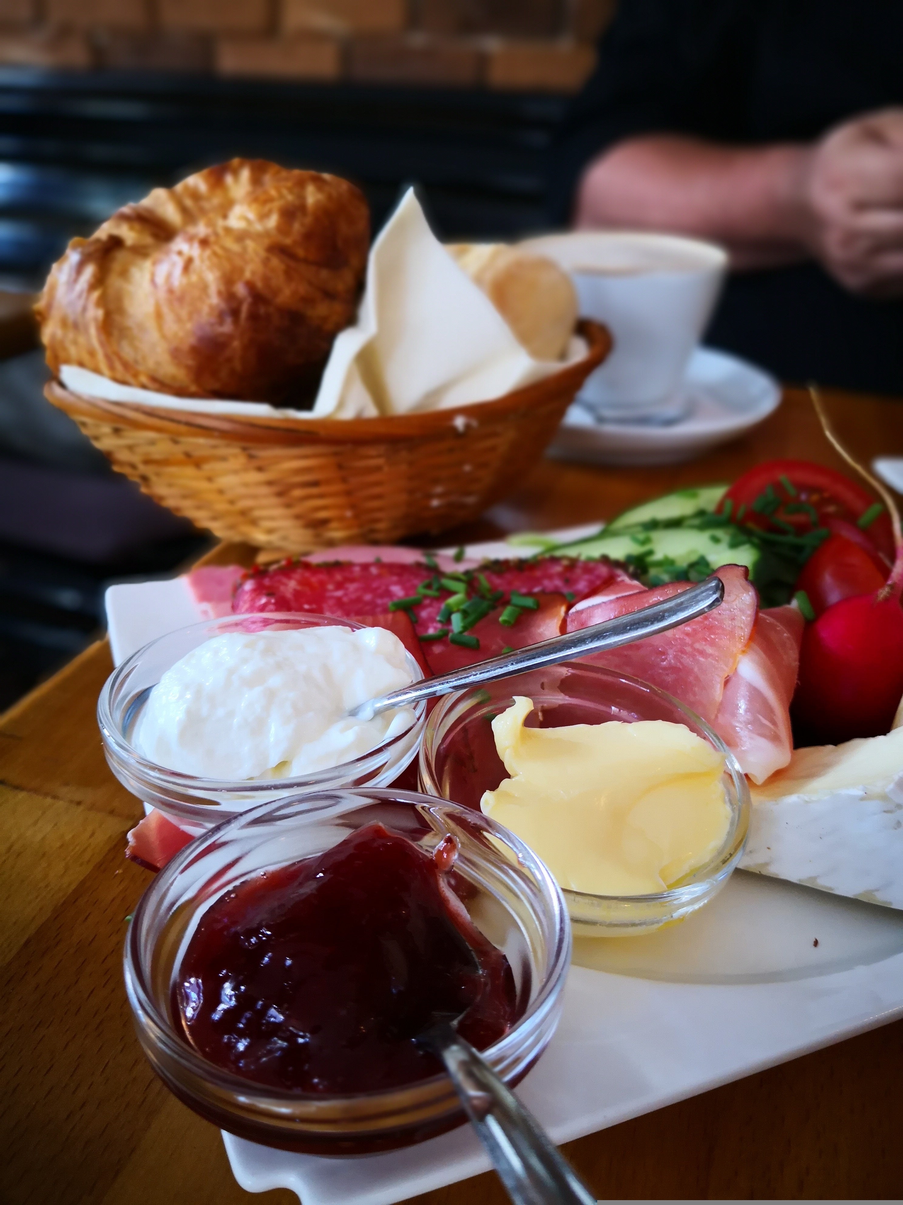 Butter auf Schwarzbrot