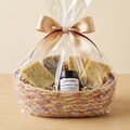 Bio-Naturkosmetik-Geschenkkorb mit vier Seifen und Ringelblumensalbe, in Zellophan mit goldener Schleife
