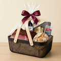 Geschenkkorb Brotzeit mit Wein, Käse, Speck, Brot und Chiliwürsteln, in Zellophan mit festlicher Schleife