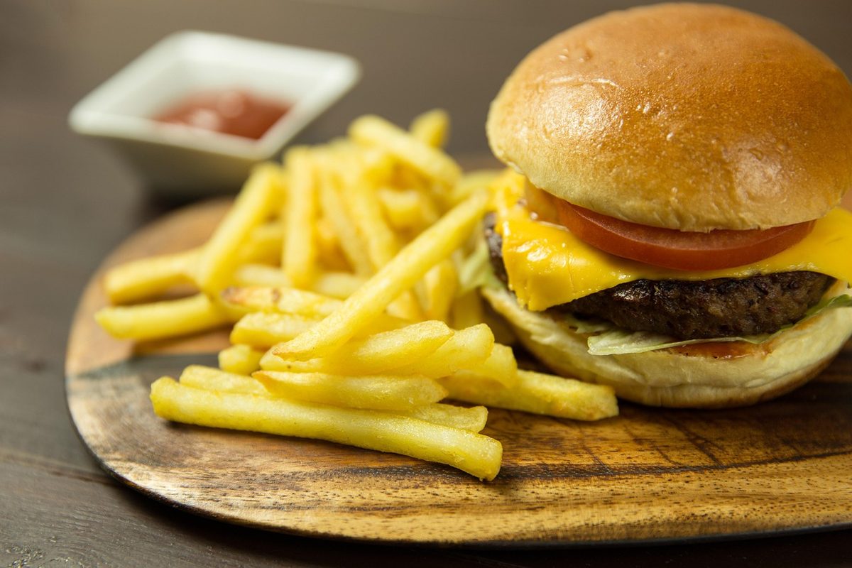 Burger mit Beef Patty, Käse und Brioche Bun als Serviervorschlag