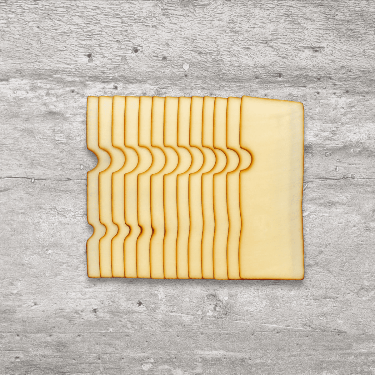 Geräuchertes Emmentaler geschnitten, 100 g, Scheiben auf Holzuntergrund