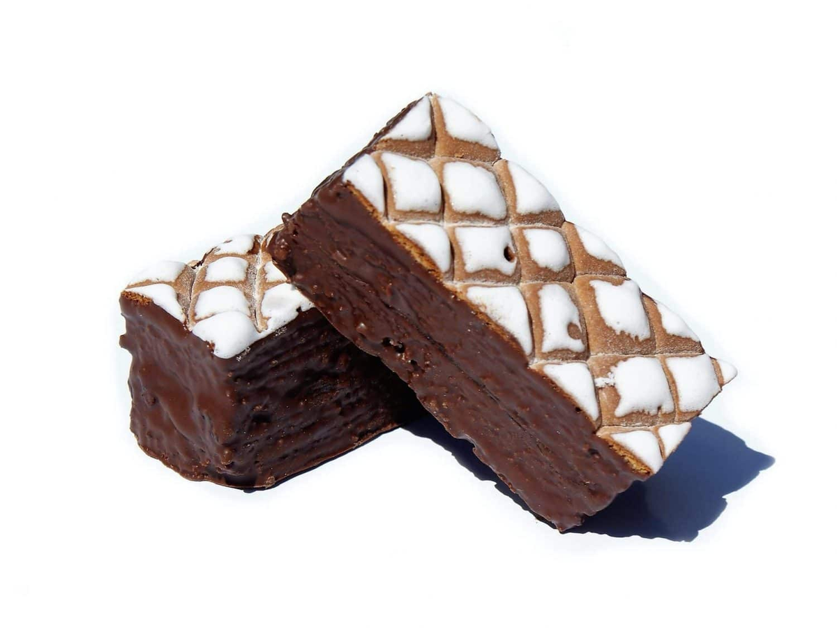 Schmid Licorice with Lingonberry Filling – 2 Pieces, approx. 140 g "He Was A Rascal But He Was Sweet"