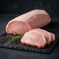 Schweinskarreerose auf dunklem Schiefer mit kräftigem Licht